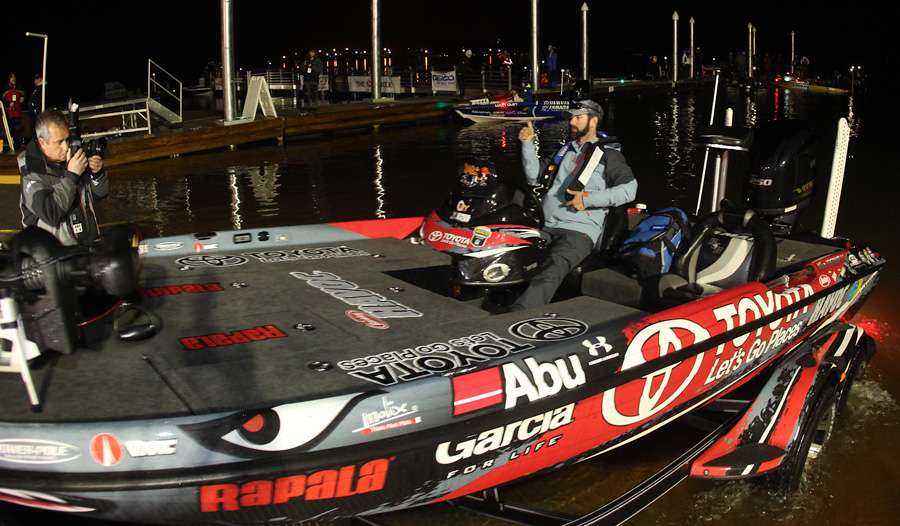 Mike Iaconelli starts Day 3 in third place, just 11 ounces back from the leader. Thatâs Bassmaster magazineâs Gary Tramontina snapping a photo.