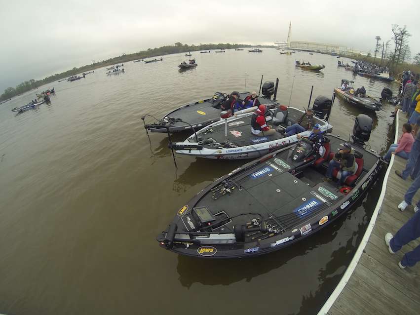 Boats gathered close as anglers talked during the wait.