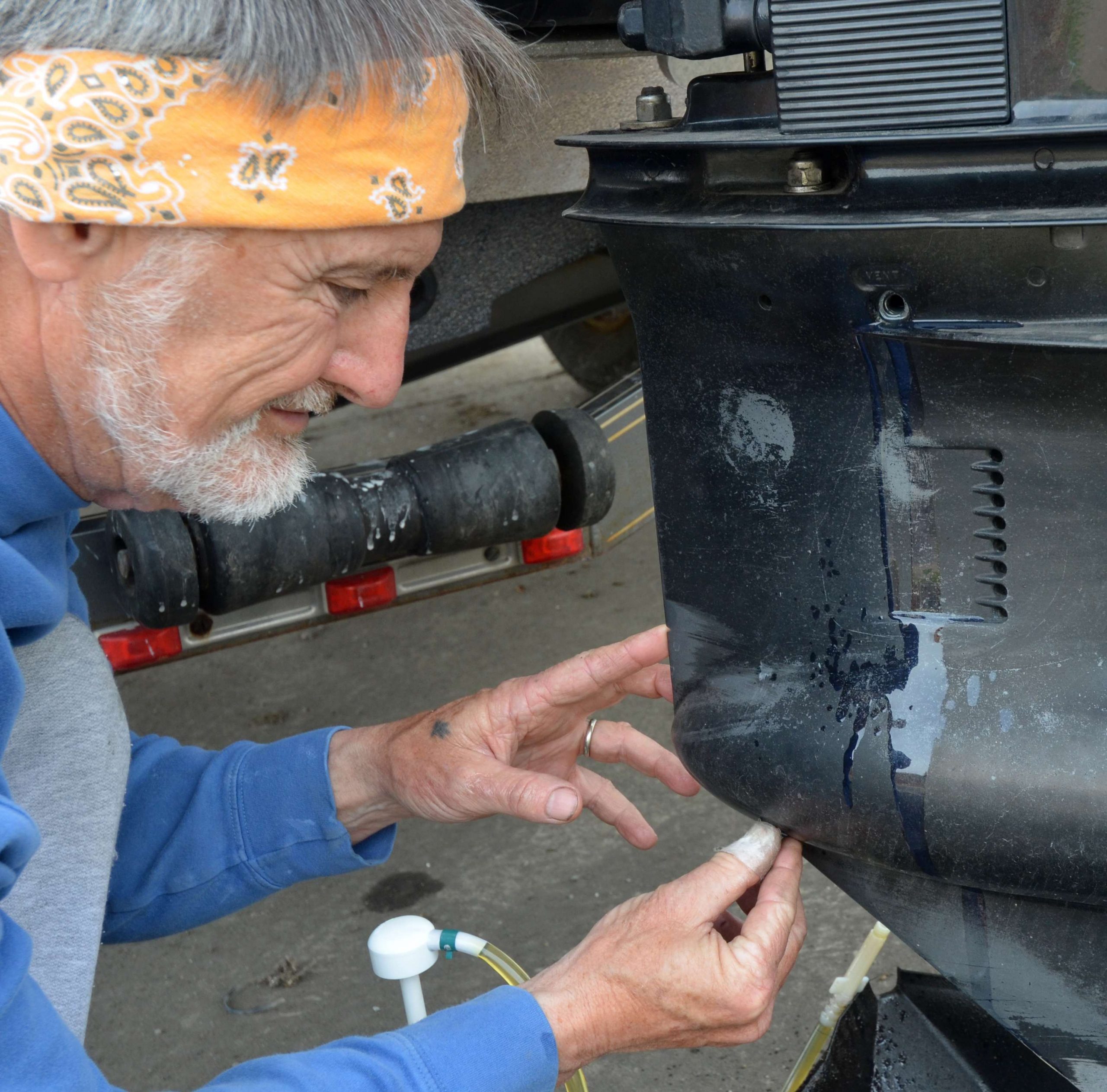 <em>CHANGING GEAR OIL</em>
<br>Stop pumping when oil seeps out of the upper hole. Quickly insert the screw into the bottom of the lower unit to prevent too much oil from draining out.