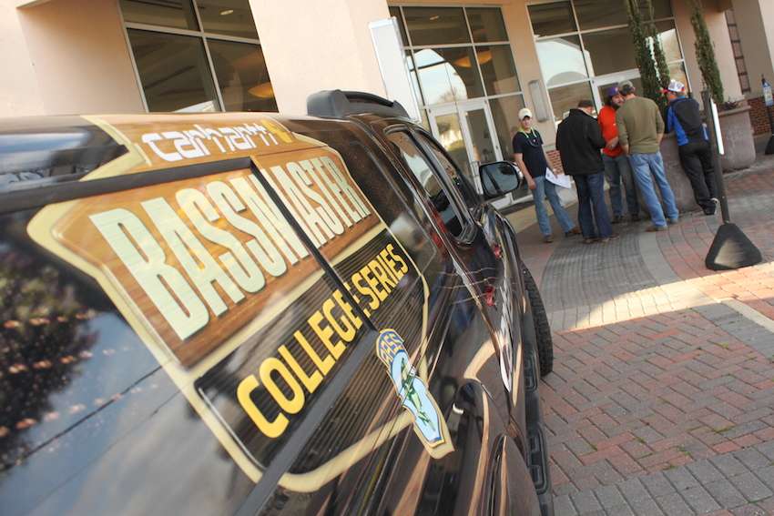 Anglers enjoy the fleeing warm weather. During registration, the air temp was 79 degrees. By launch tomorrow the forecast calls fro 27 degrees and a sleet/snow mix. 