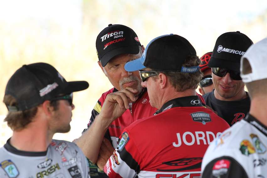 Boyd Duckett and Kelly Jordan chat while Palaniuk and Brent Ehrler look on.