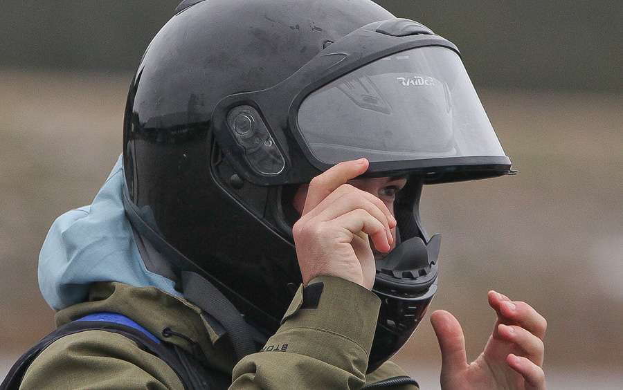 â¦pulls down the visor on his motorcycle helmetâ¦