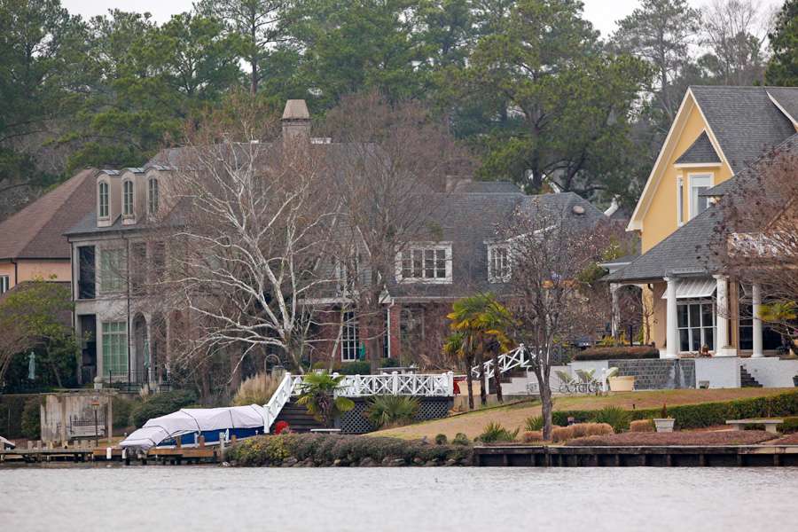There are several beautiful homes along the shoreline of Ross Barnett. 