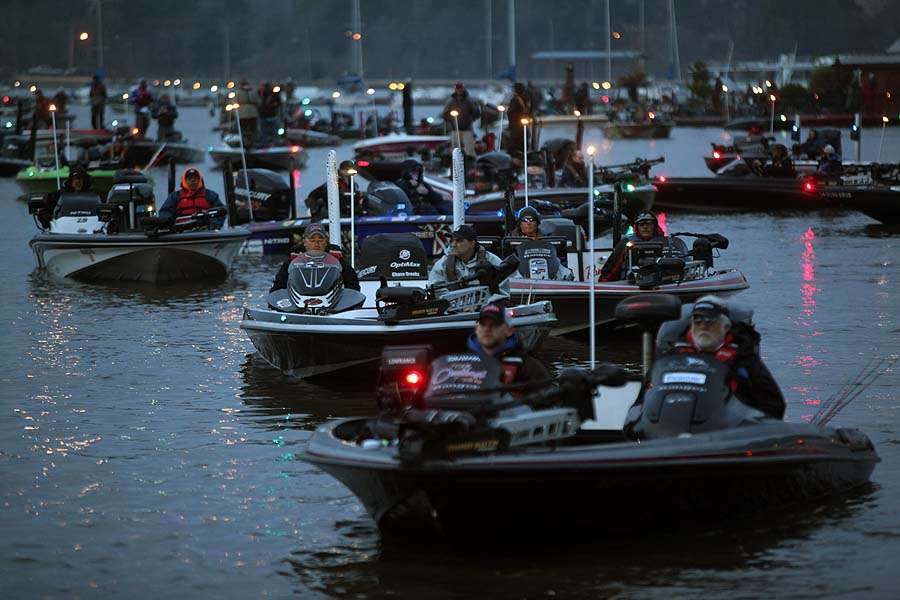 <p>This pileup of boats will be organized soon as the 7 oâclock hour approaches on Ross Barnett for Day 1 of the Bass Pro Shops Bassmaster Opens presented by Allstate.</p>
