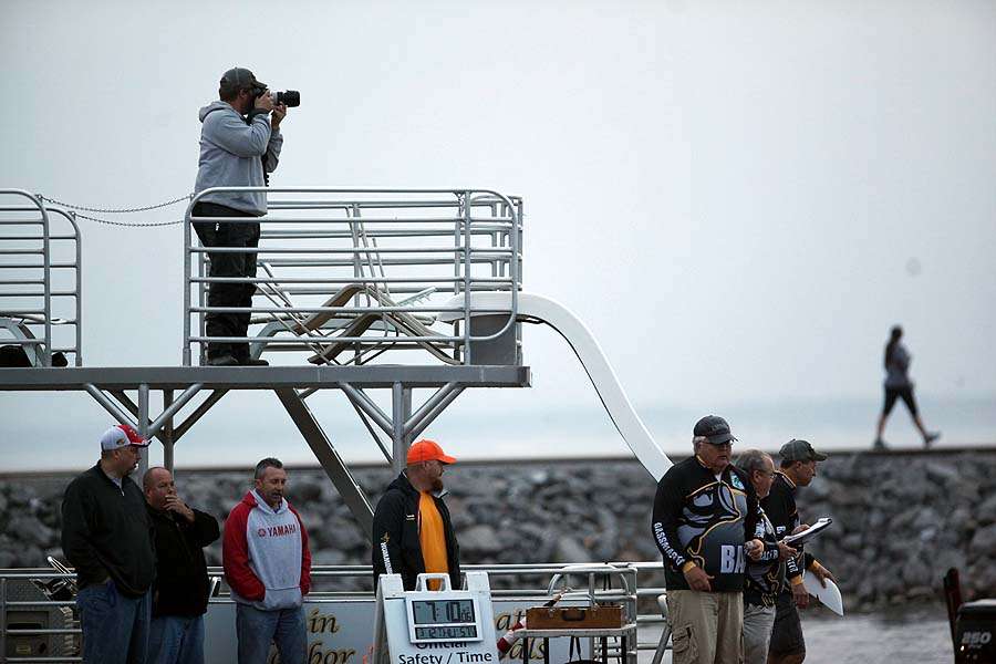 <p>The Bassmaster.com team always looks for new angles to deliver cutting edge content. Shaye Baker shoots from the high view atop a tricked out pontoon boat. </p>
