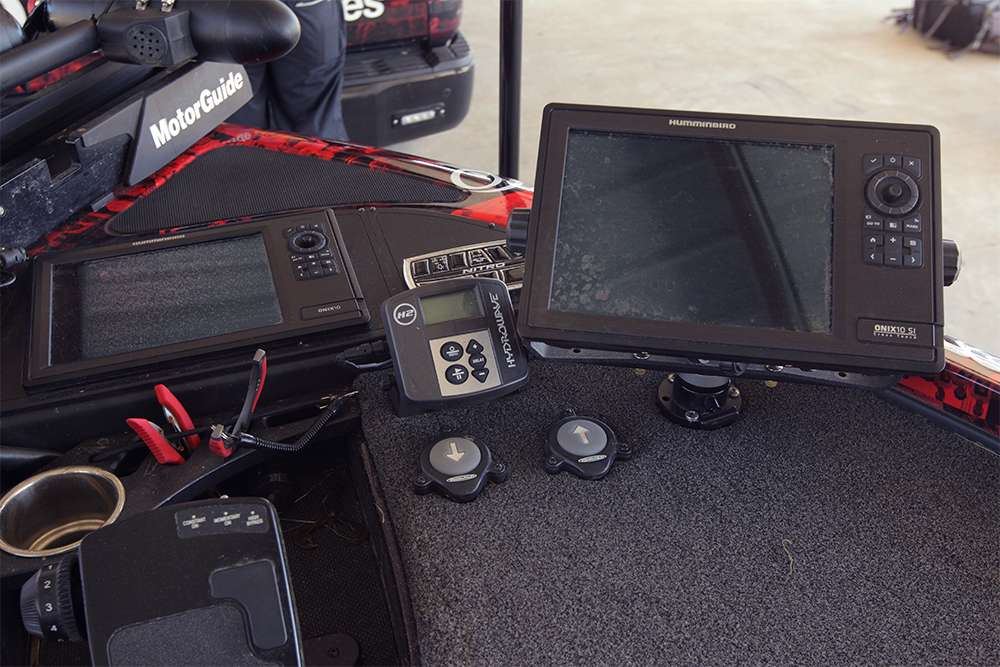 VanDam runs a pair of Humminbird Onix 10s up front. One is generally splitscreened with SideScan and 2-D sonar while the other runs Humminbird's 360 Imaging.