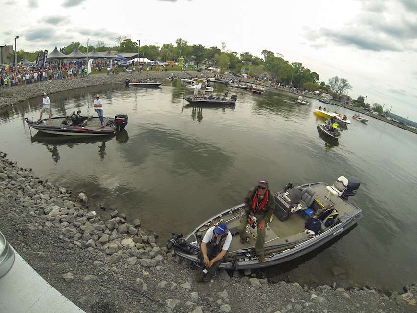 Bass fans floated into the pier area to watch the final 12 anglers weigh in.