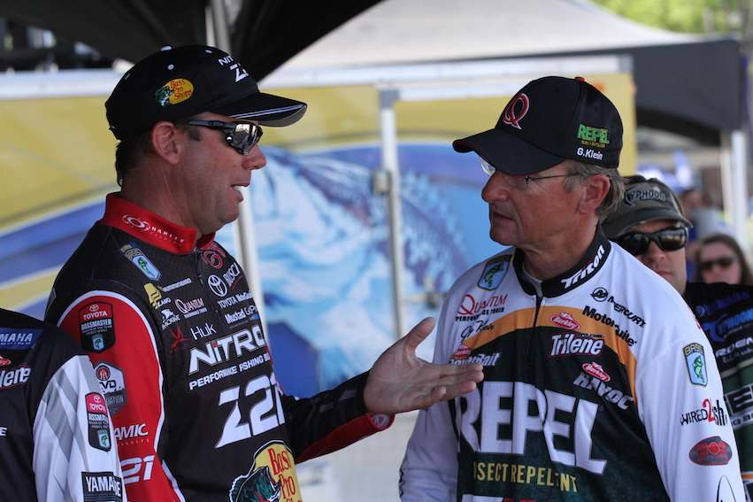 Kevin VanDam and Gary Klein talk in the line.