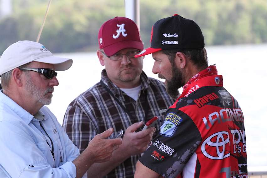 Steve Wright and Bryan Brasher talk with Day 3 leader Mike Iaconelli. He will try to go wire to wire tomorrow.