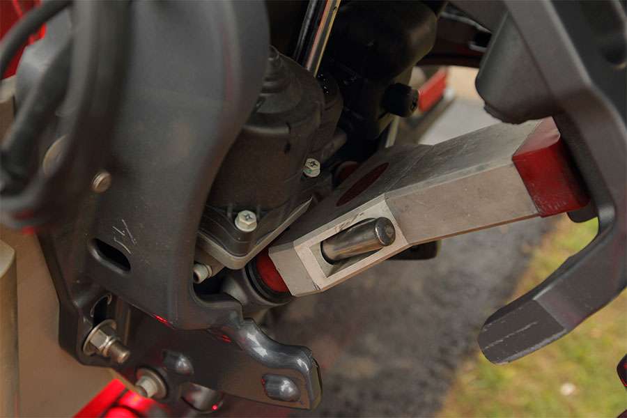A motor stop keeps his Yamahammer from punishing the Skeeterâs transom on long road trips.