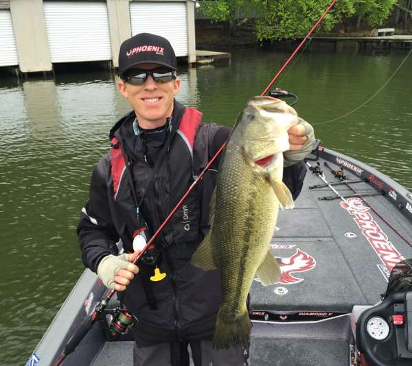 Kevin Hawk brings in a nice Day 1 keeper after a long fight.
<br>Photo by Bassmaster Marshal Bill Boyett