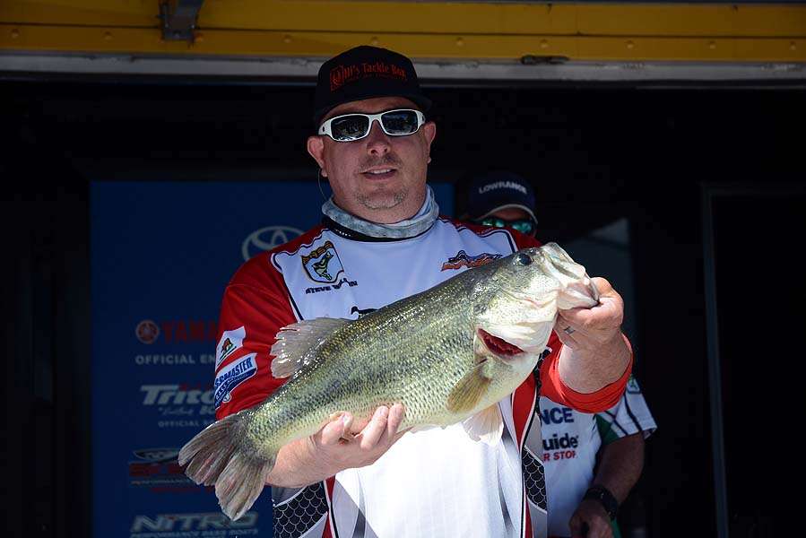 Not far behind in the big bass category is Steve Wilson. The Californianâs largemouth weighs 9-10.