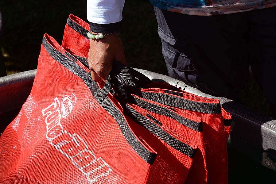 The hands holding these bags are not those of a weigh-in official. The hands belong to eventual leader Mark âChiefâ Torrez. 