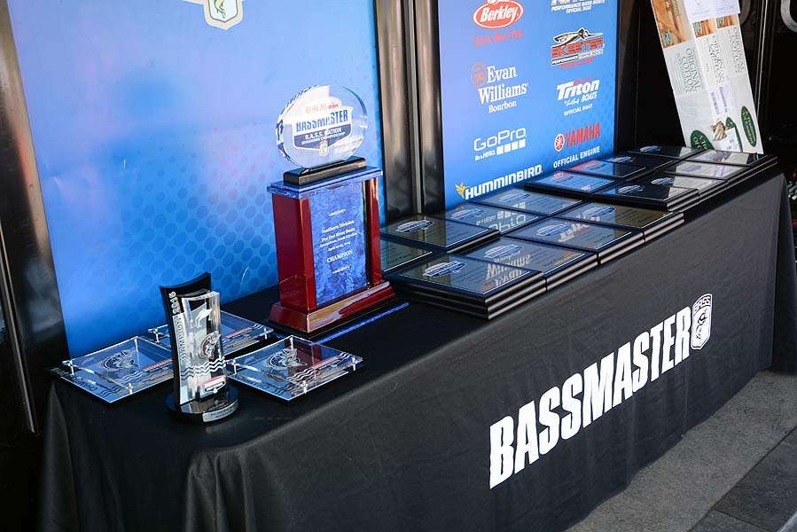 The trophies are moved to front stage for the final day. 