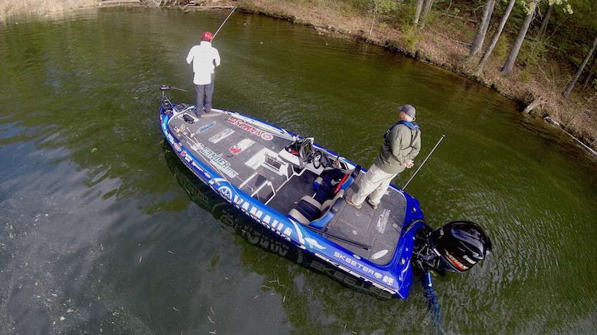 Dean Rojas gets off to an solid start sight fishing on Day 1 of the Diet Mtn Dew Bassmaster Elite at Lake Guntersville.