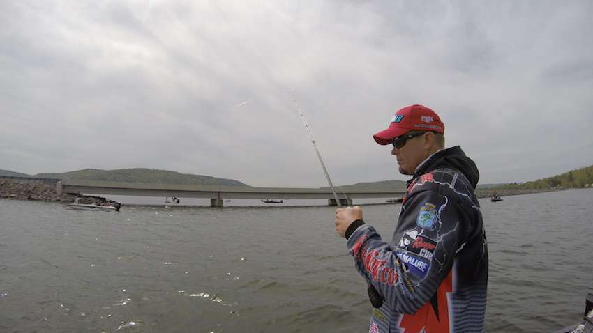 After his magical morning, we head out on the water with Keith Combs on the final day of the Diet Mtn Dew Bassmaster Elite at Lake Guntersville. 