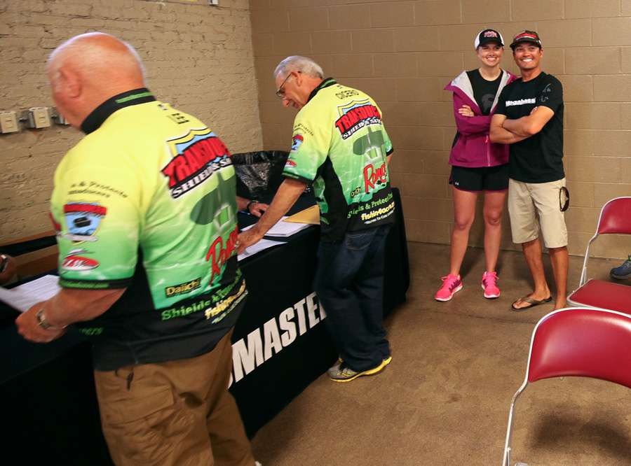 Competitors begin to arrive and register for Southern Open #2 on the Alabama River. 