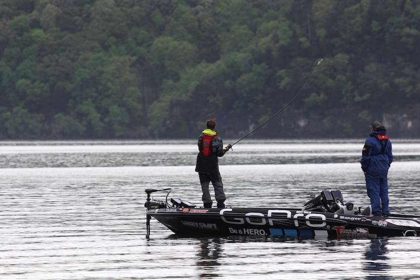 We head out on the water to try to track down some of Day 1's top contenders in the Diet Mountain Dew Bassmaster Elite at Lake Guntersville.