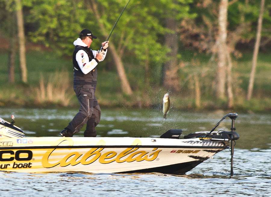 Follow David Walker as he takes on the final day of the Diet Mtn Dew Bassmaster Elite at Lake Guntersville.