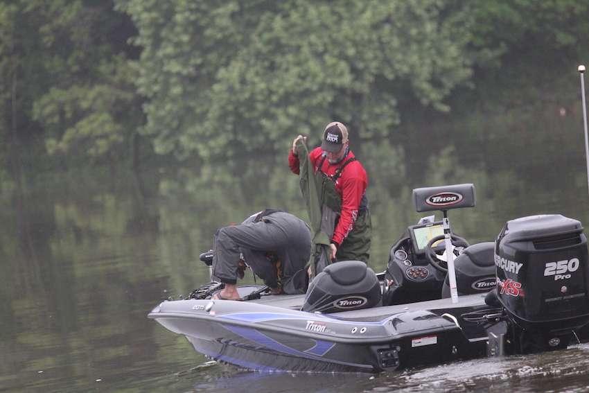 We head out on the water with Day 2 leader Dustin Connell as he tries to cap off a wire-to-wire victory on the Alabama River in the Bass Pro Shops Southern Open presented by Allstate. Connell and co-angler David Byrd arrive to their starting spot. 
