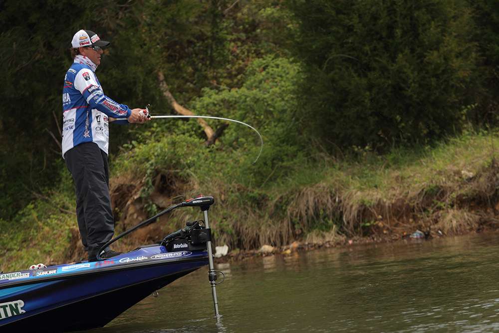 B.A.S.S. photographer Seigo Saito takes us on the water on Day 3 of the Diet Mtn Dew Bassmaster Elite at Lake Guntersville on a mission to track down the pros as they vie for a top 12 spot to fish on Sunday! First he finds Dean Rojas...