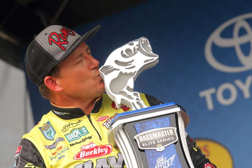 Skeet gives a big kiss to his second championship trophy from Lake Guntersville.

