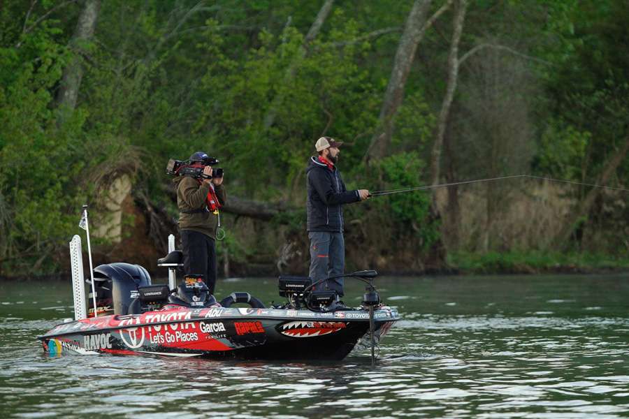 Tournament leader Mike Iaconelli made it to his first spot, twelve minutes after take-off. 