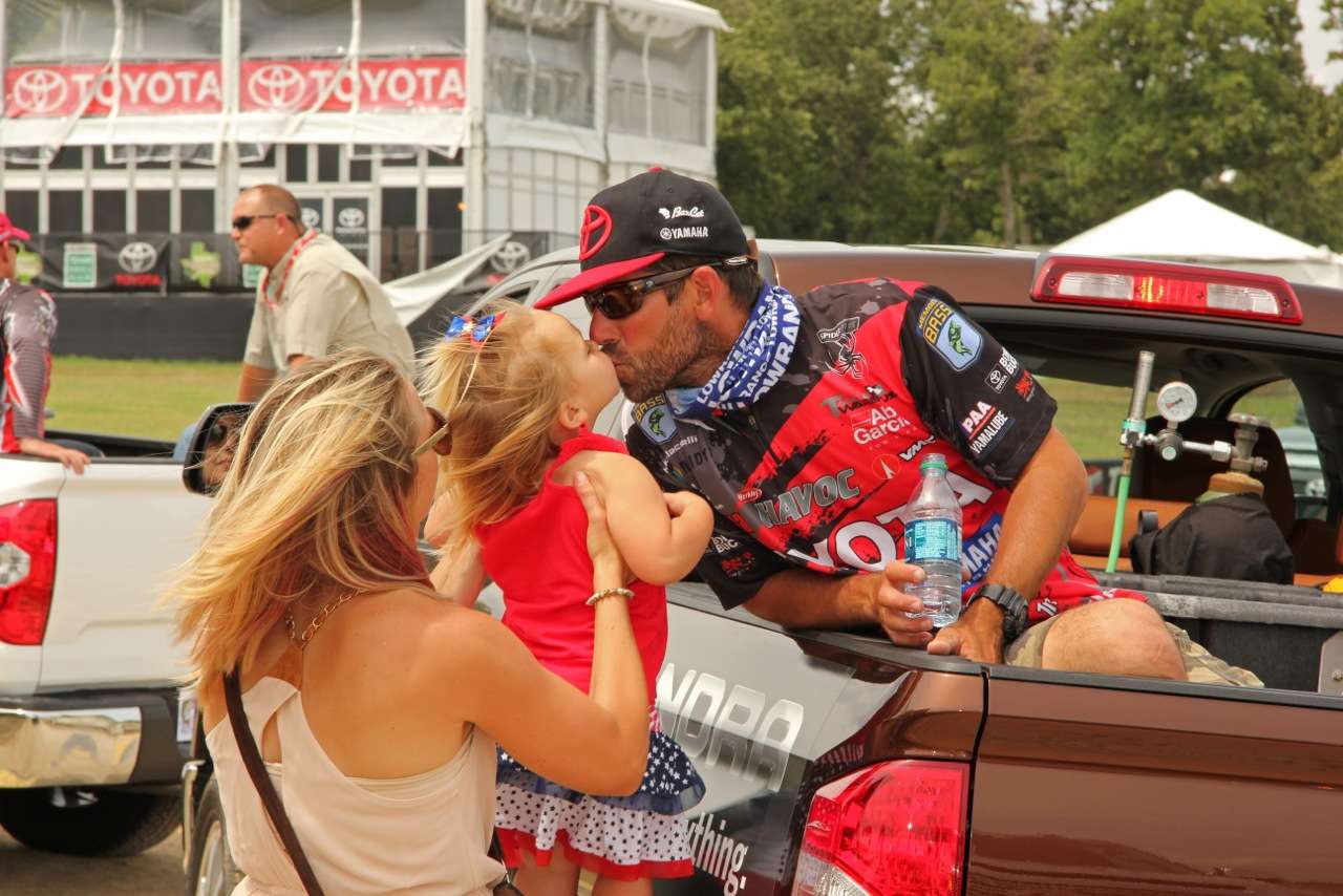 Dressed in red, white and blue in recognition of Memorial Day, Iaconelliâs daughter stole a kiss from her daddy as he rode to the weigh-in stage. 