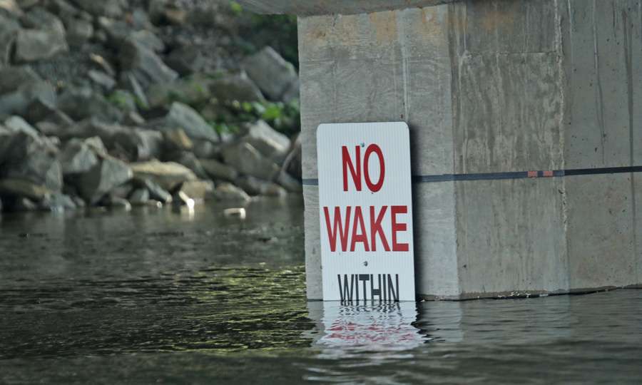 âNo Wakeâ signs were partially submerged in an abbreviated message.