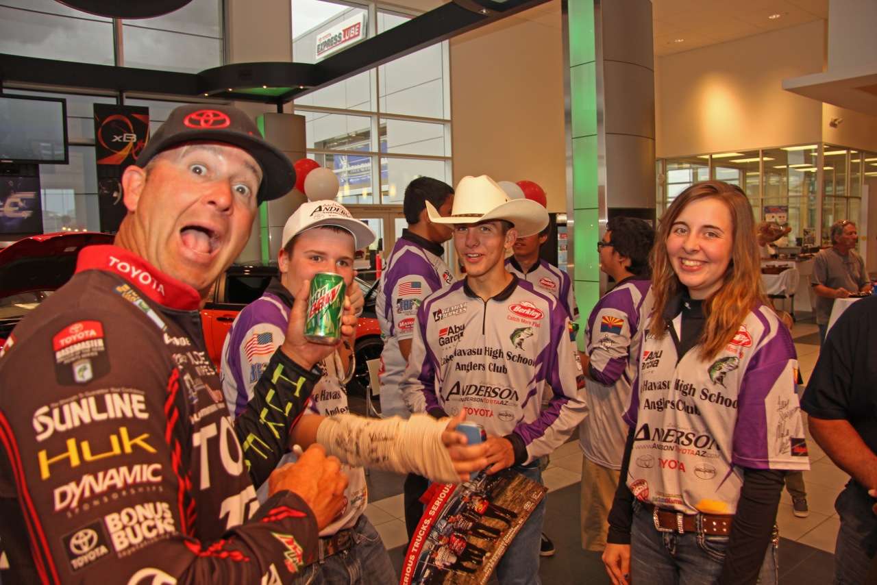Swindle was asked to autograph a Mt. Dew can, and based on his facial expression, weâre guessing he chugged it.