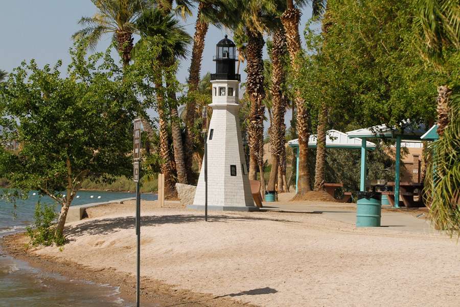 Yet another lighthouse. According to Wikipedia, Lake Havasu has more lighthouses than any lake in America. 