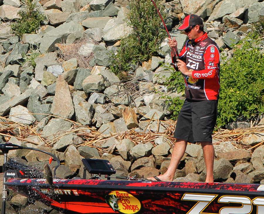 VanDam begins to lift the fish into the boatâ¦