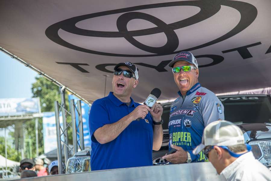Dave Mercer and Davey Hite get ready to weigh some fish in on Championship Sunday!