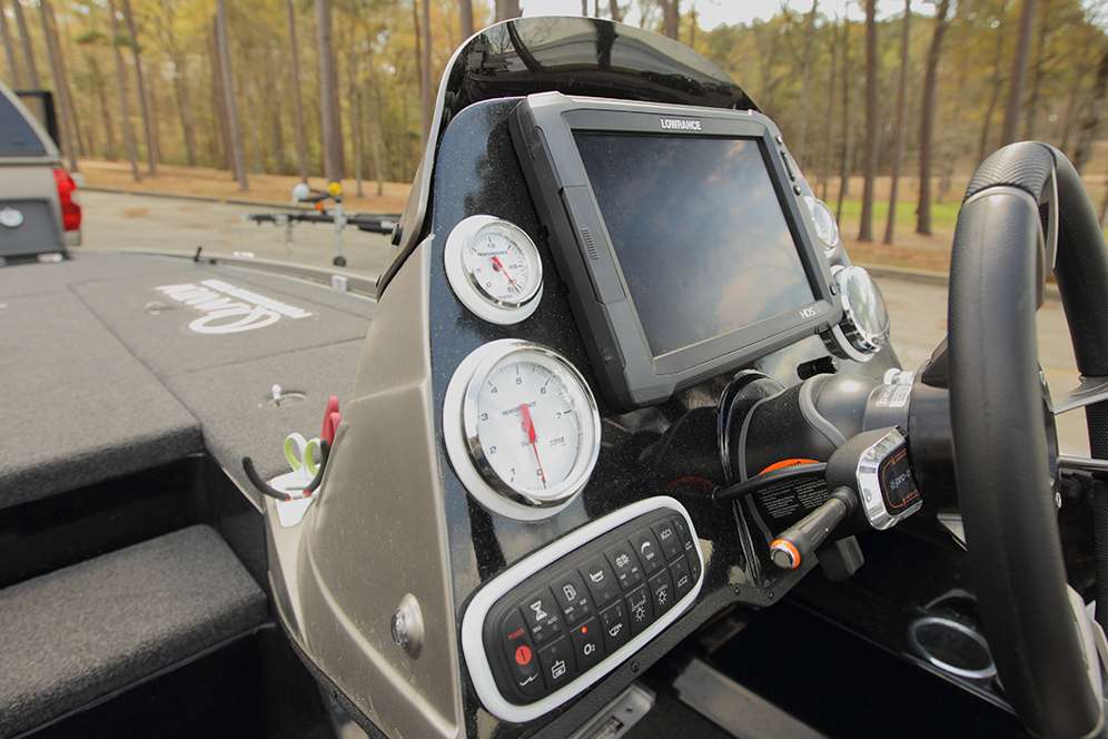 A flush-mounted Lowrance HDS-12 unit is the centerpiece of Lee's console.