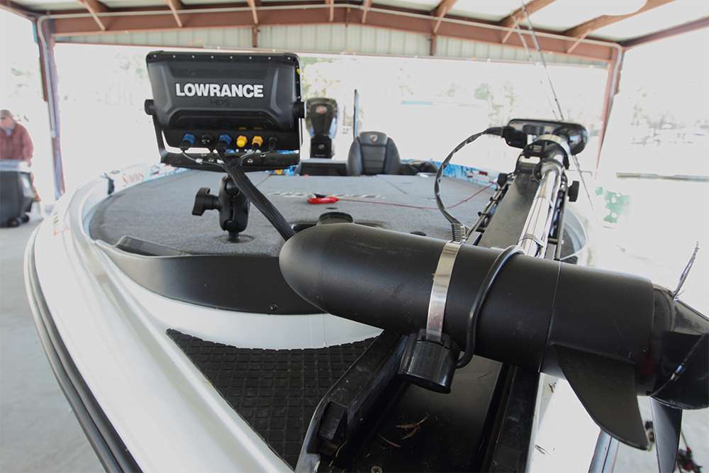 Up front we find a pretty simple setup: a single Lowrance HDS12 unit and a 109-pound-thrust MotorGuide Tour trolling motor. 