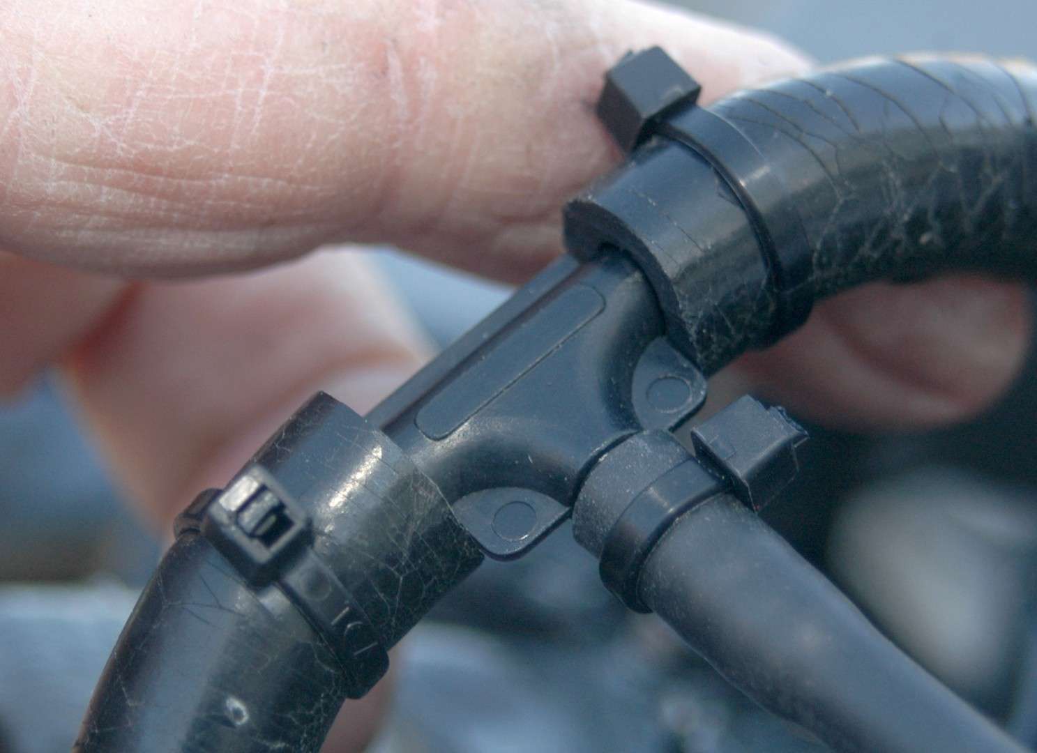<em>INSTALLING A WATER PRESSURE GAUGE</em>
<br>The water pressure hose, again, had to be heated and wetted to go over the fitting. All lines are fastened with plastic ties.