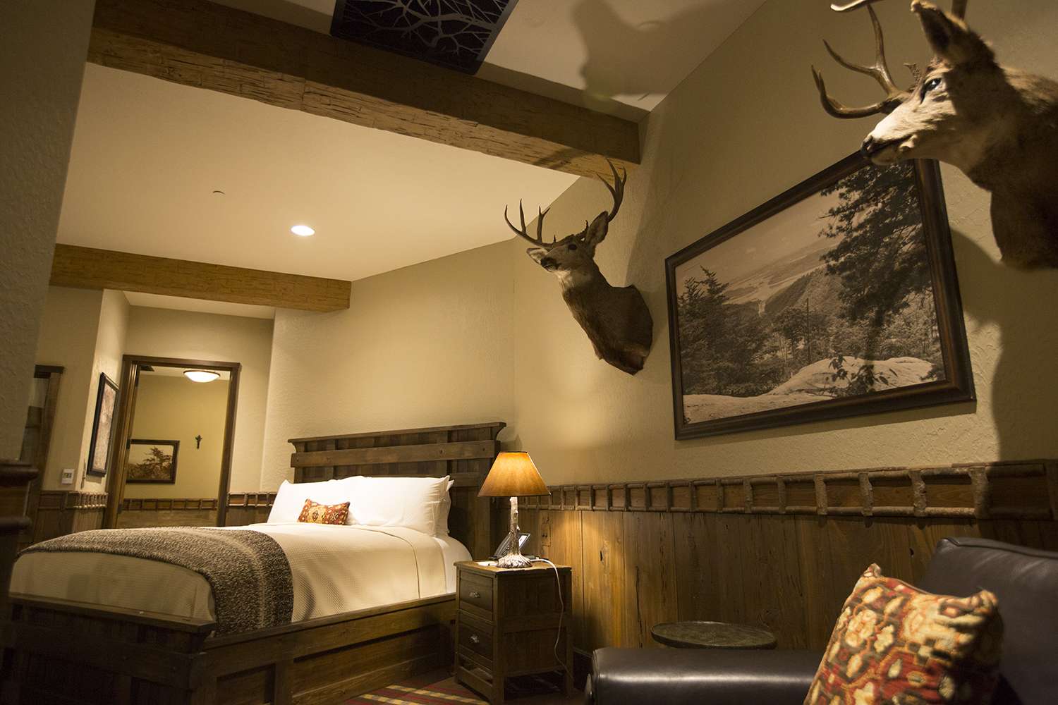 Overlooking the Bass Pro Shops vast cypress and wetlands expanse, the rustic-styled accommodations feature fireplaces, handcrafted furniture and screened-in porches.