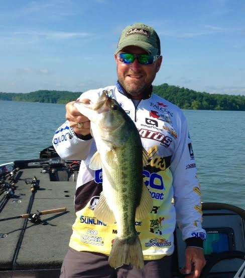 The sun is out and Mike McClelland is culling. Photo by Bassmaster Marshal Lauri Lopp