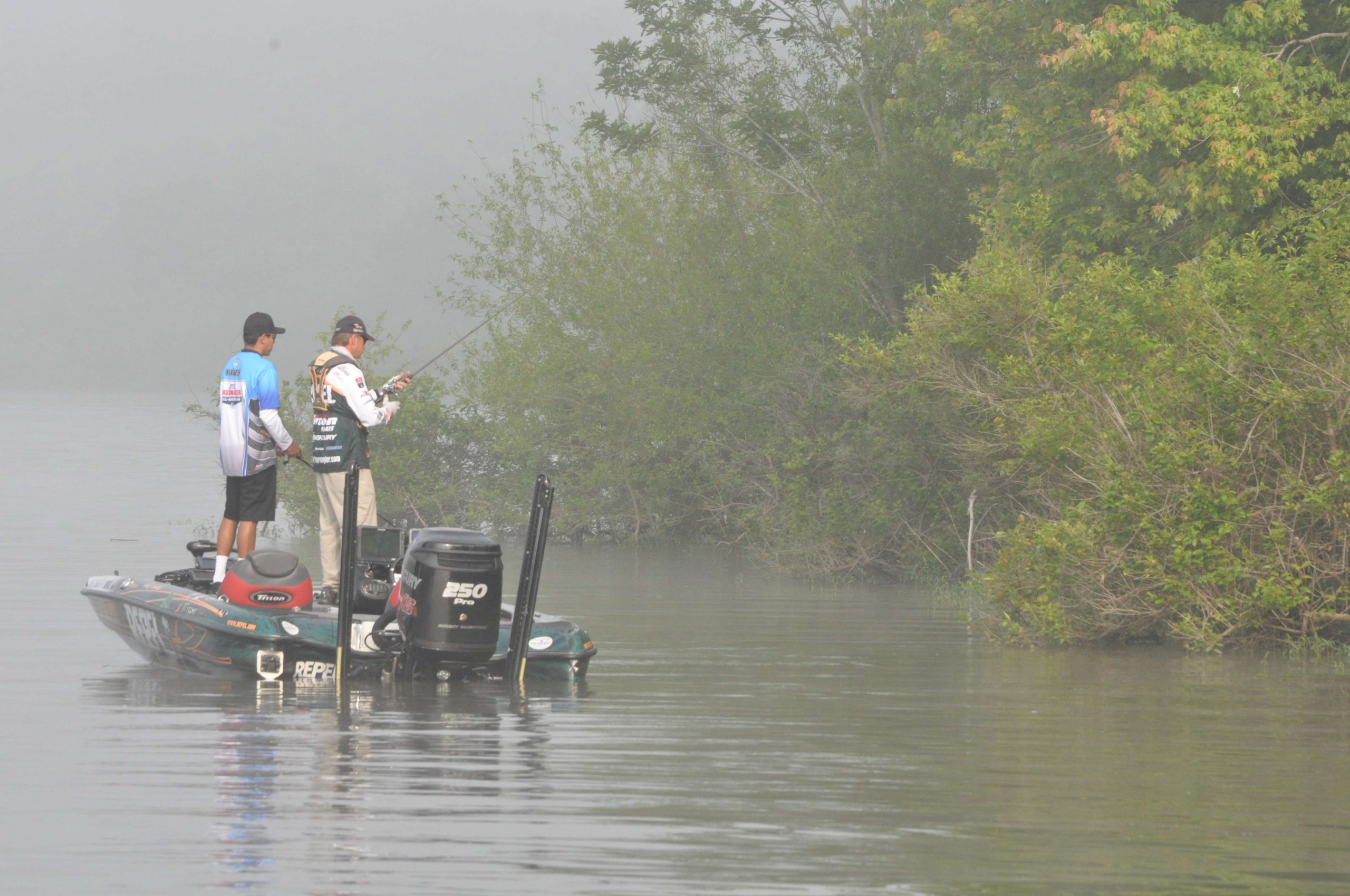 With heavy fog, Klein and Yates start flipping a nearby island.
