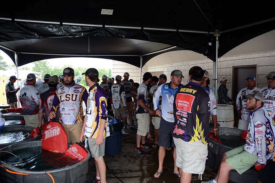 The top 20 teams gather backstage as the weigh-in begins. 