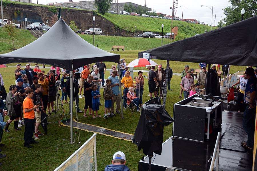 The fans and supporters of the anglers brave the rain for the weigh-in. 
