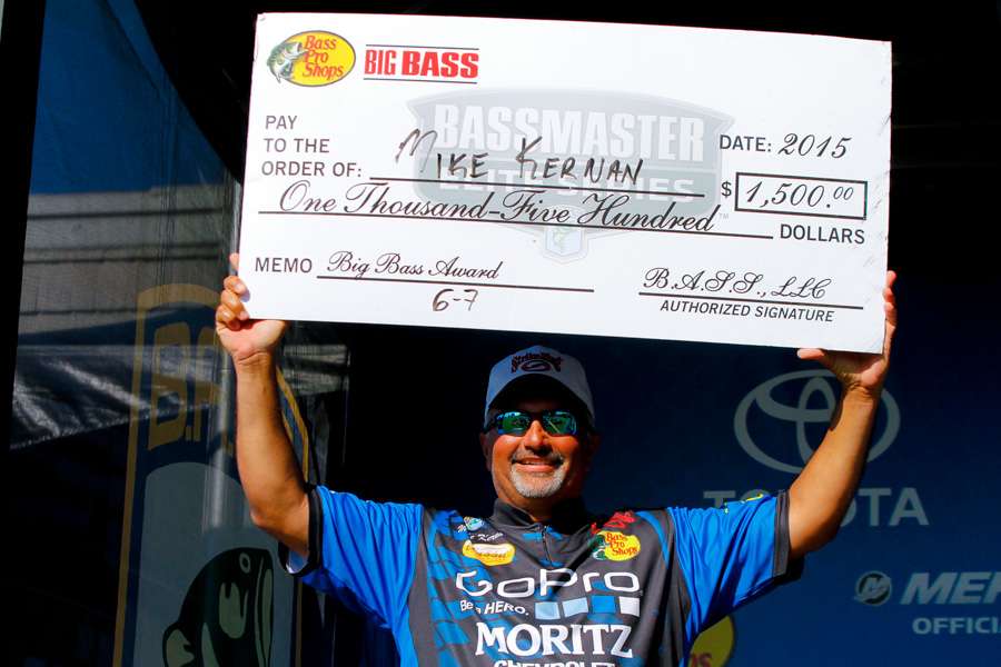 Mike Kernan picked up his check for his big bass at Havasu.