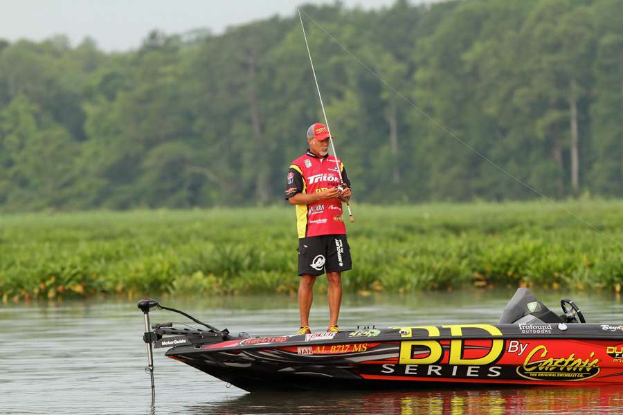 Boyd Duckett started the final day of fishing on the James River in second place. After taking the lead with 20 pounds, 4 ounces on Day 1, Duckett tries to run down the leader, Chris Dillow. 