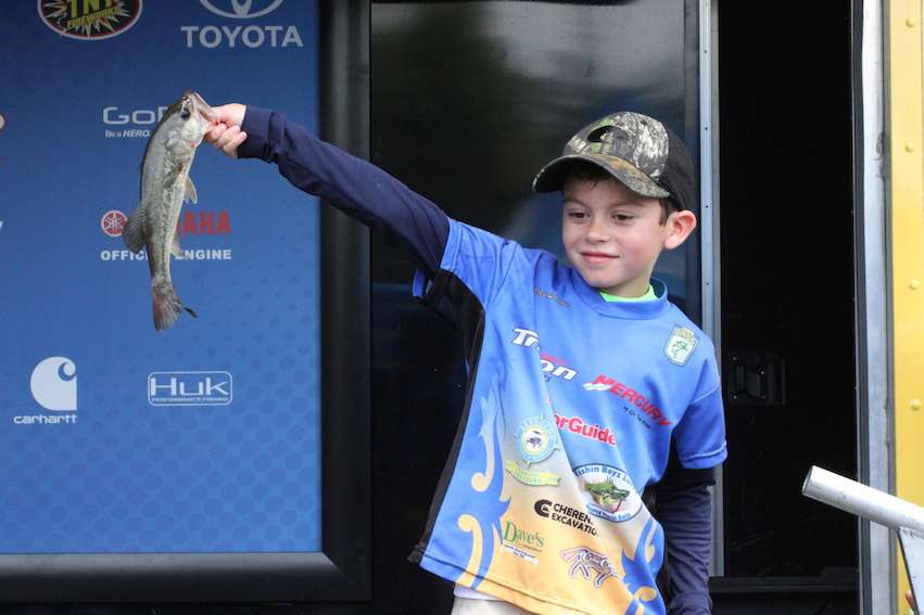 Andrew Lavoie and Cameron Rhodes from Rhode Island brought 1 fish for 13 ounces to the scales an they are in 10th.