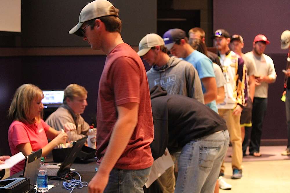 Registration gets underway for the Carhartt Bassmaster College Series National Championship. After anglers registered they were treated to pizza and Pro Night presented by Yamaha. 