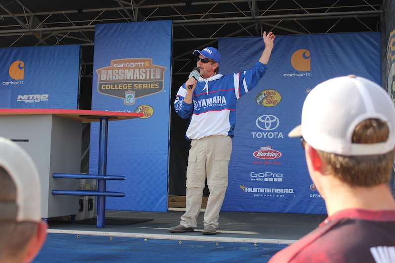 Yamaha national tournament & pro staff manager Dave Ittner welcomes the collegiate anglers to Yamaha Pro Night. 