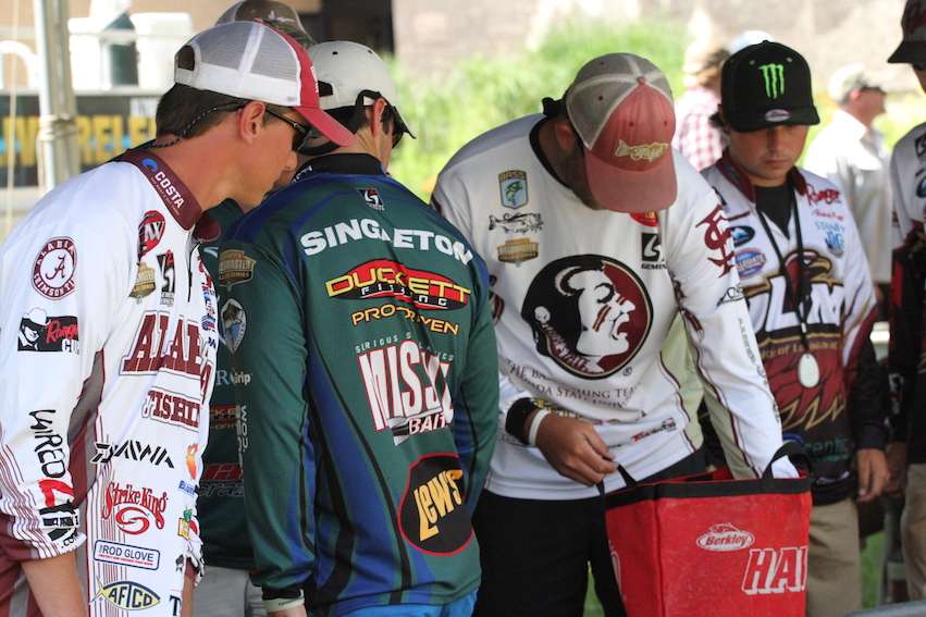 Anglers funnel in to the weigh-in site after battling it out on Lake DuBay on Day 1 of the Carhartt College National Championship presented by Bass Pro Shops.