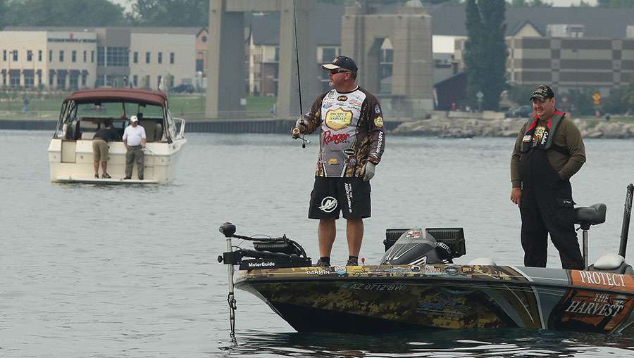 Nearby John Murray would be celebrating his birthday, while boating three keepers in the area, hoping to gain enough points to make it into the Classic ranks.