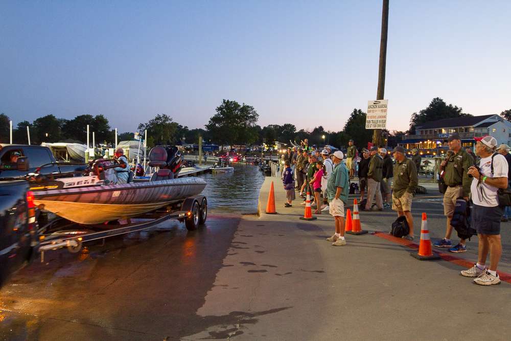 Fans line up to meet their fishing heroes. 