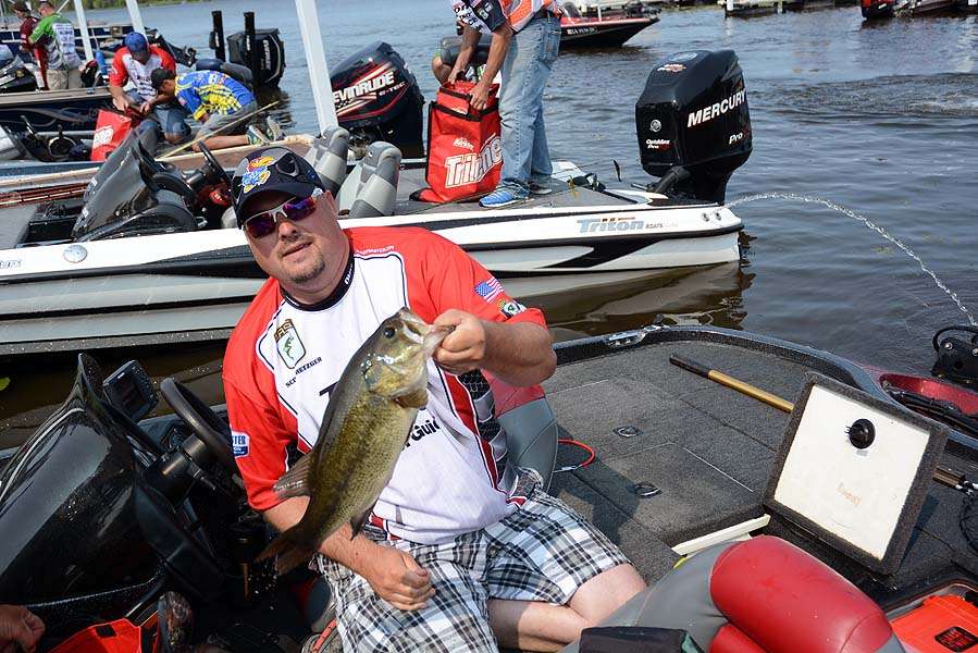 Scott Metzger of the Ohio Nation with a largemouth that heâll weigh in on Day 2.